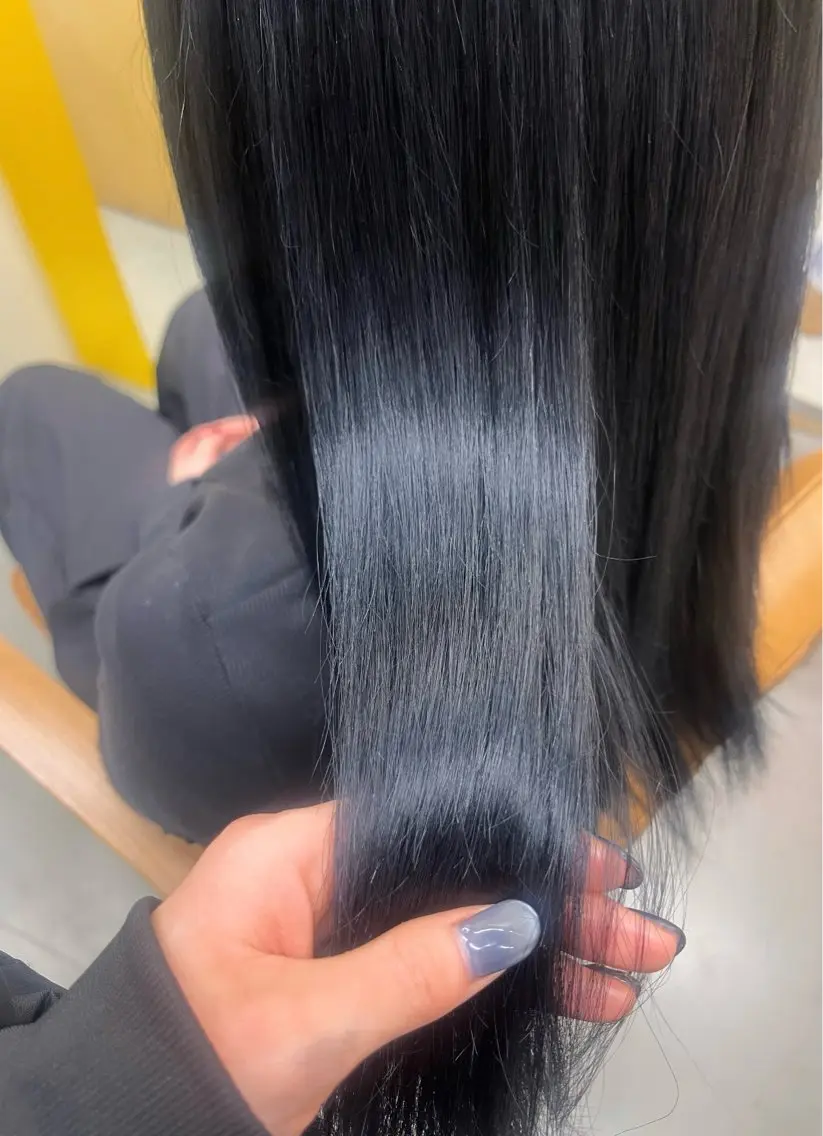カラー 黒髪 ブリーチ ブルーカラー ブルーブラック 新美 あかねのヘアスタイル