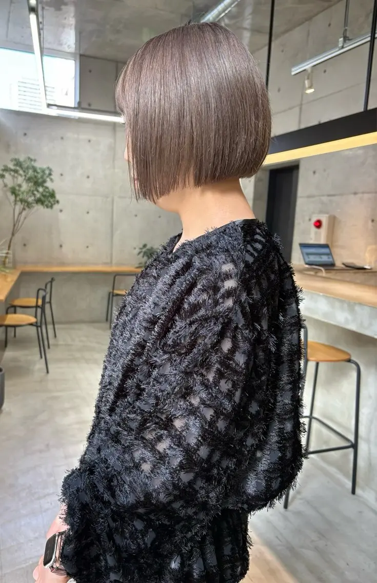 ショート カラー ヘアアレンジ ブリーチ グレージュ ボブ son hair HIROEのヘアスタイル