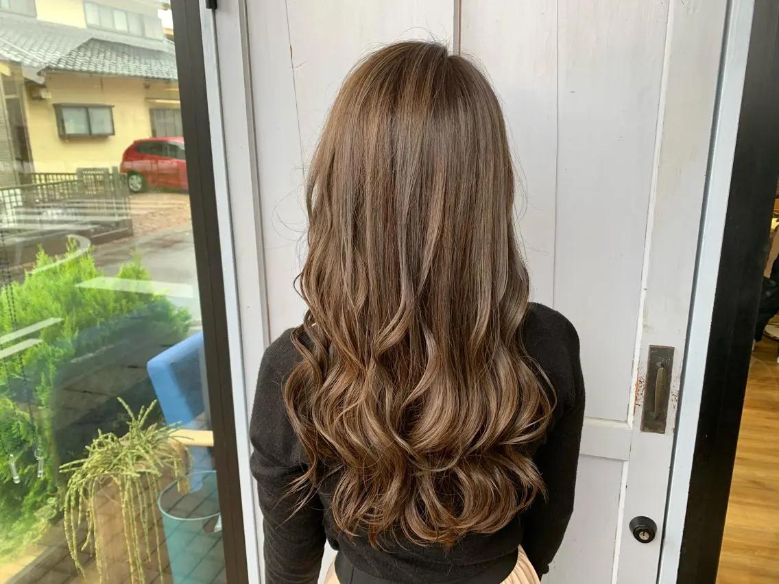 ロング カラー アッシュ ハイライトカラー ハイライト ヘアカラー トリートメント ツキダテ ユイのヘアスタイル