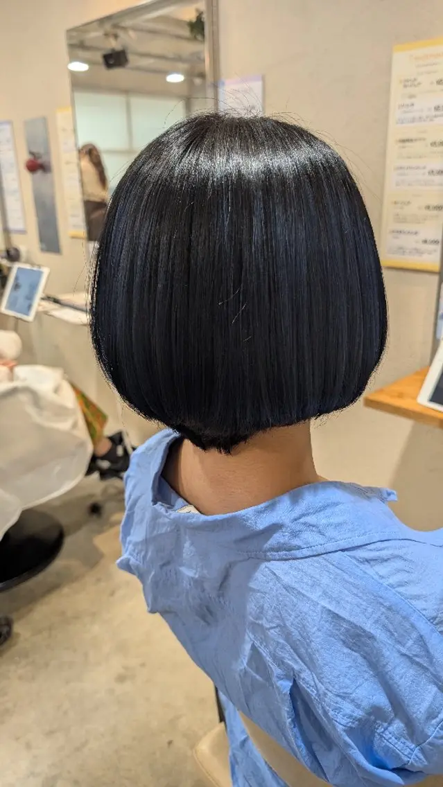 ショート カラー 黒髪 ブリーチ デザインカラー ネイビーカラー カット ヘアカラー トリートメント 【女性限定】 しおりのヘアスタイル
