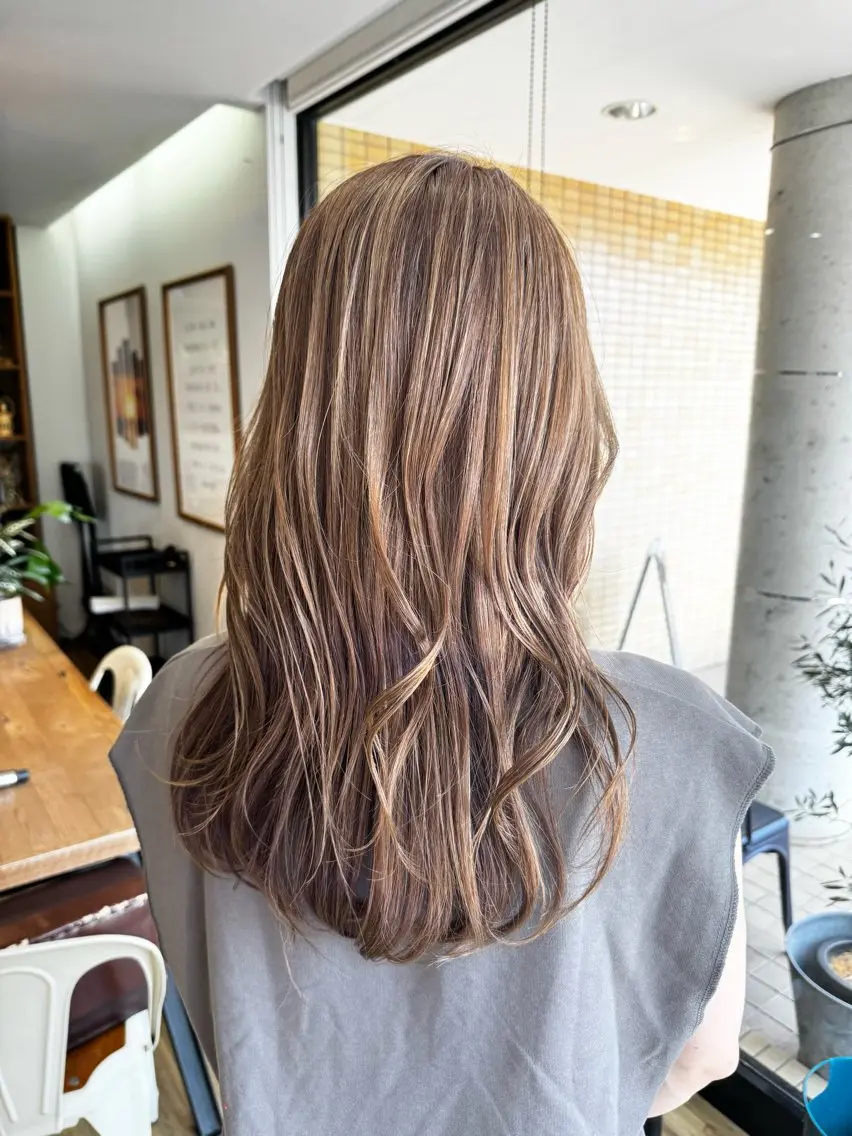ロング カラー グレージュ ヘアカラー トリートメント ツキダテ ユイのヘアスタイル