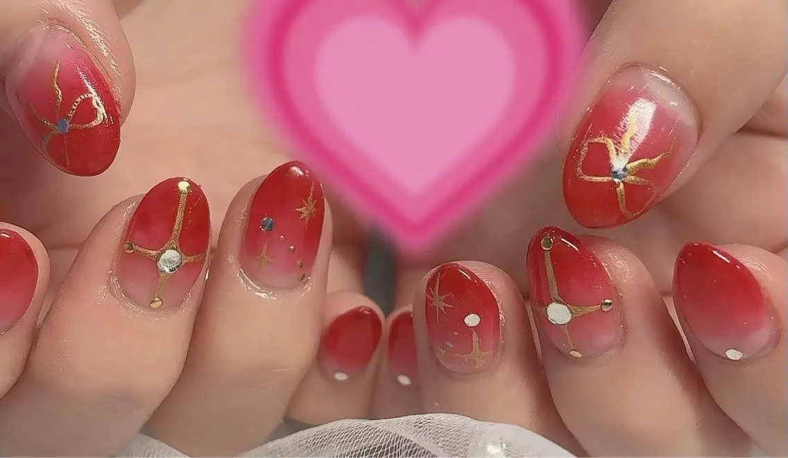 ネイル グラデーション キラキラネイル 赤色 リボン SUI nailのネイルデザイン