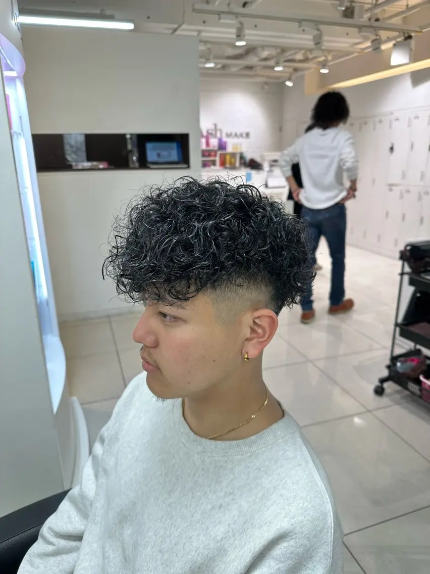 ショート カラー パーマ メンズ メンズハイライト スペインカール ハイライトカラー ハイライト カット ヘアカラー パーマ フェザーパーマ職人 🪶ryosukeのヘアスタイル