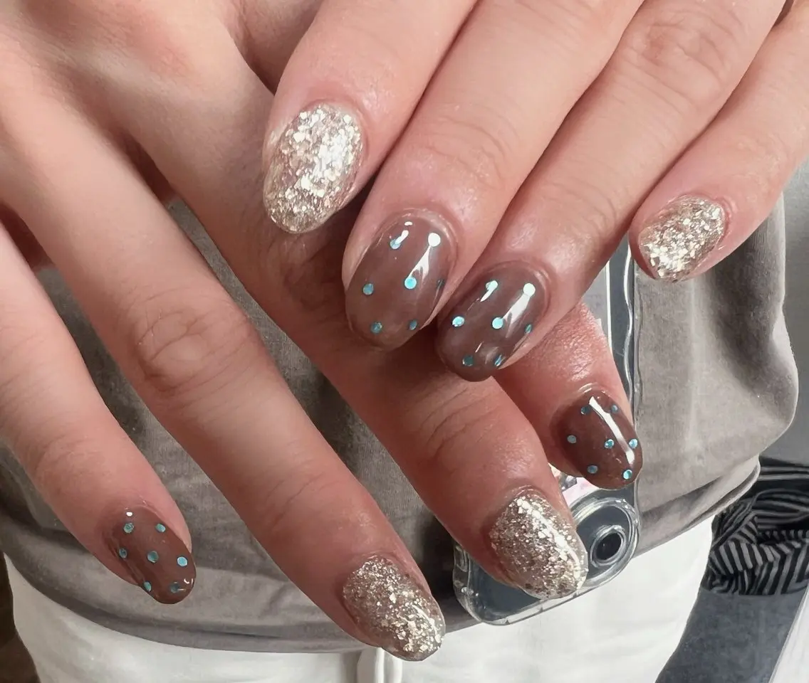 ネイル ブラウン ドット キラキラネイル 水色 ハンドネイル AJ nailのネイルデザイン