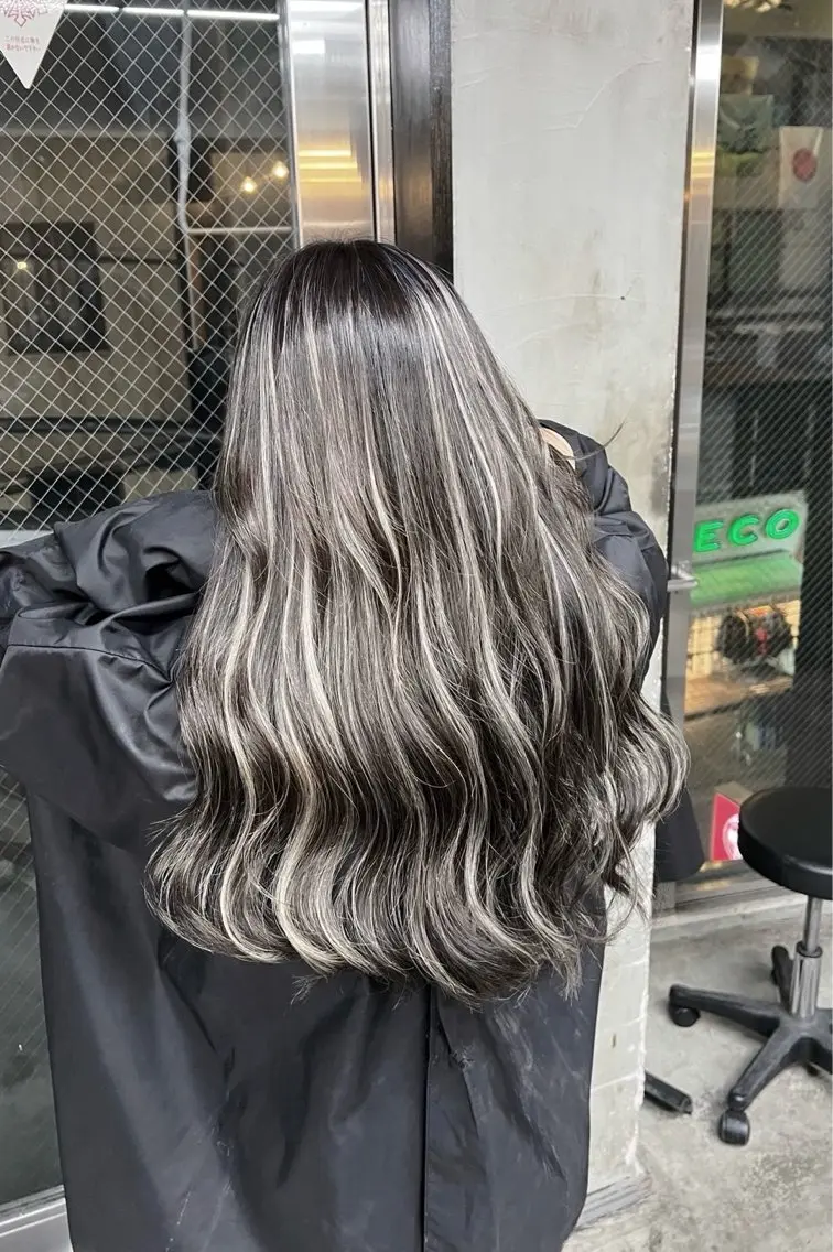 ロング カラー ダークグレー ダークグレージュ グレージュ ハイライトカラー ハイライト ヘアカラー トリートメント 指名数No.1 /NAOYAのヘアスタイル