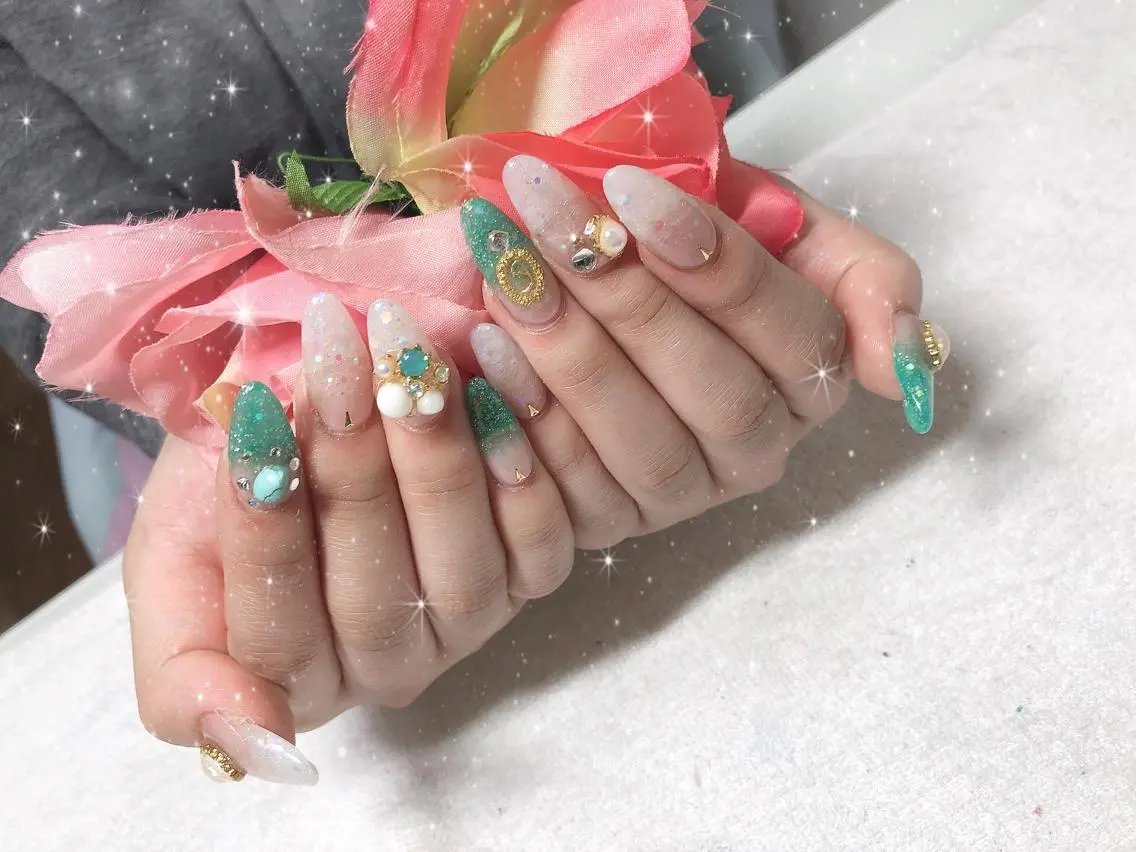 ミディアム ネイル ラメ(グリッター) ラメグラデーション ワンカラーネイル ストーンネイル ハンドネイル 《LB》ラブリエ Nail&eyeのマツエク・マツパデザイン