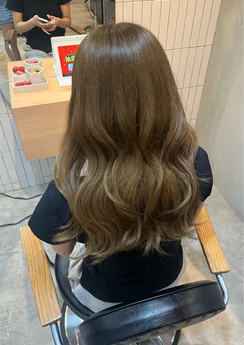 セミロング カラー ベージュカラー 透明感カラー オリーブベージュ ヘアカラー 西 こゆきのヘアスタイル