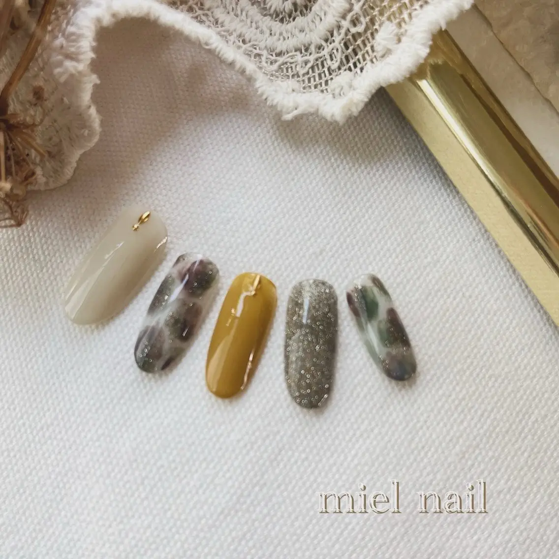 ネイル べっ甲ネイル フラッシュネイル ホワイト miel nailのネイルデザイン