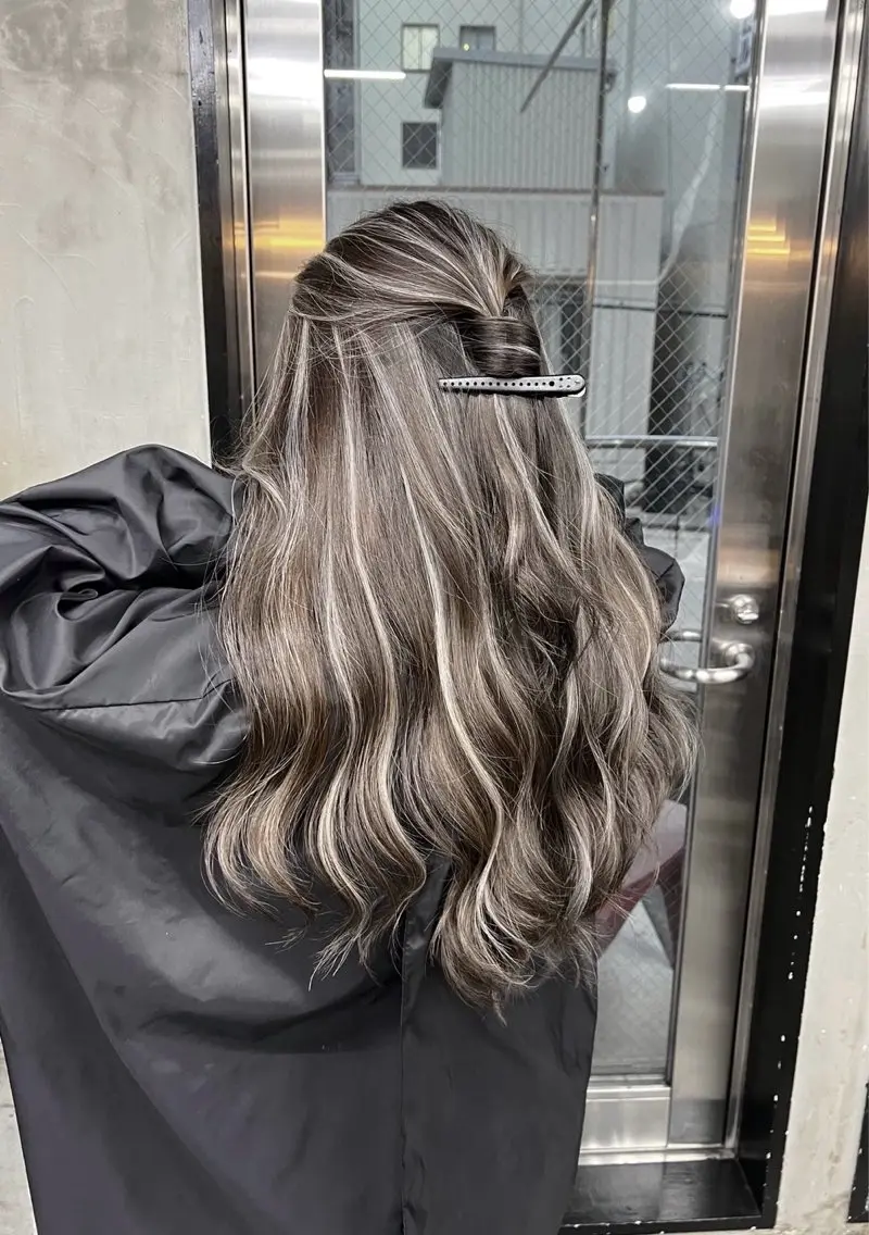 ロング カラー ヘアアレンジ グレージュ ハイライトカラー ハイライト ヘアカラー トリートメント 指名数No.1 /NAOYAのヘアスタイル