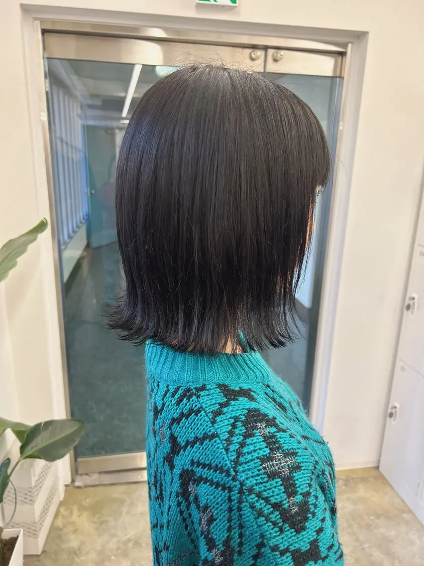 ミディアム カラー 黒髪 ブルーカラー ブルーブラック Nanaha /レイヤーカットのヘアスタイル