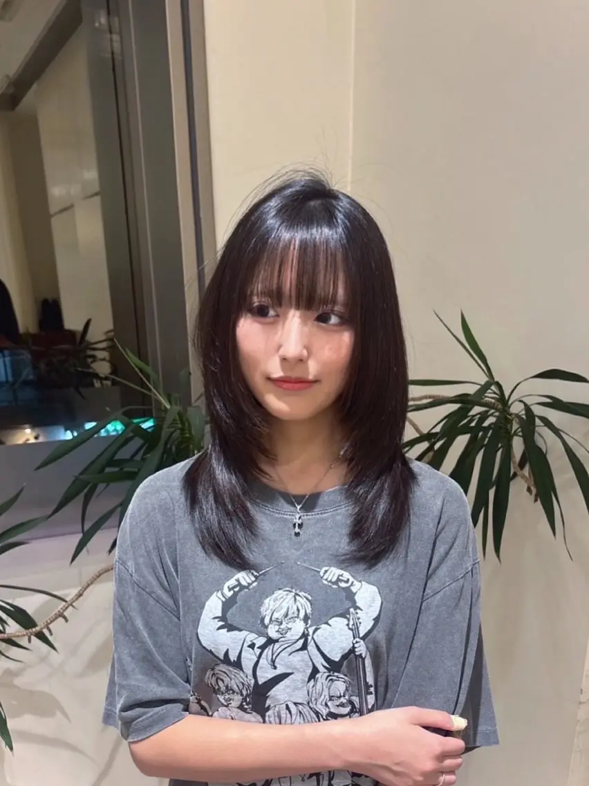 セミロング ハッシュカット 安江 萌のヘアスタイル