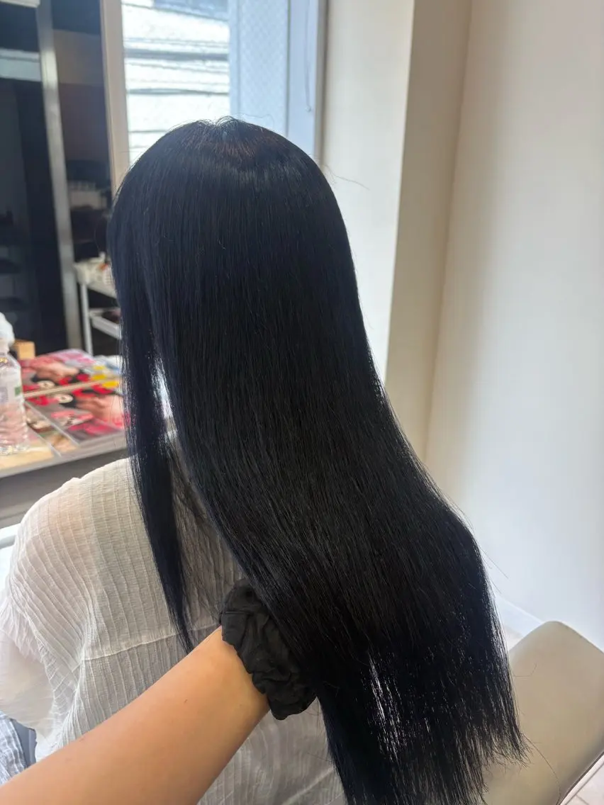 ロング カラー 黒髪 ブリーチ ブルーカラー ブルーブラック カット ヘアカラー トリートメント アベ ミスズのヘアスタイル