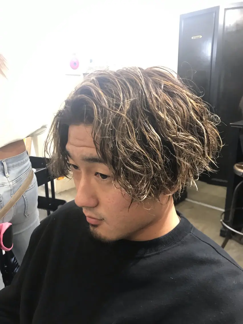 ミディアム カラー パーマ メンズ ミディアムパーマ メンズハイライト メンズパーマ ハイライトカラー ハイライト カット パーマ lana hair 新宿/髪質改善のヘアスタイル