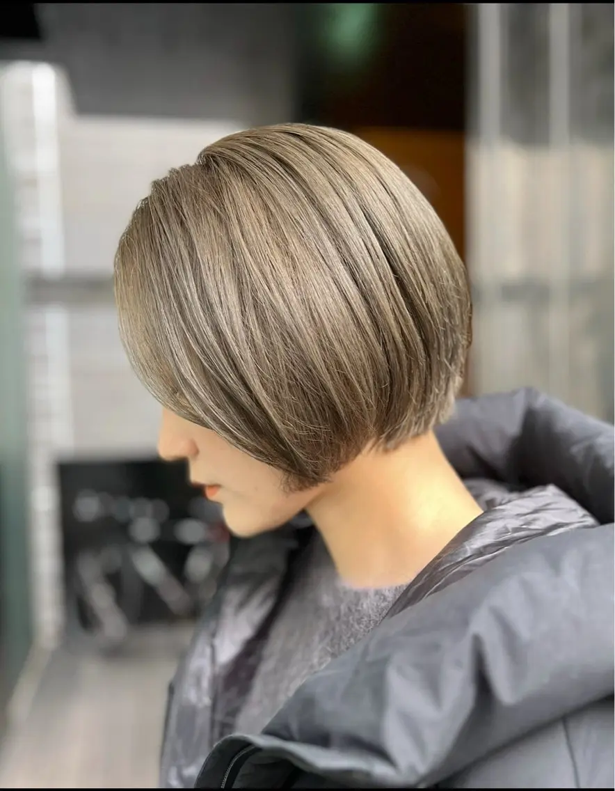 ショート カラー ベージュカラー ブリーチ オリーブベージュ ショートヘア カット ヘアカラー トリートメント CHERIEブリーチ ダブルカラー 天神のヘアスタイル