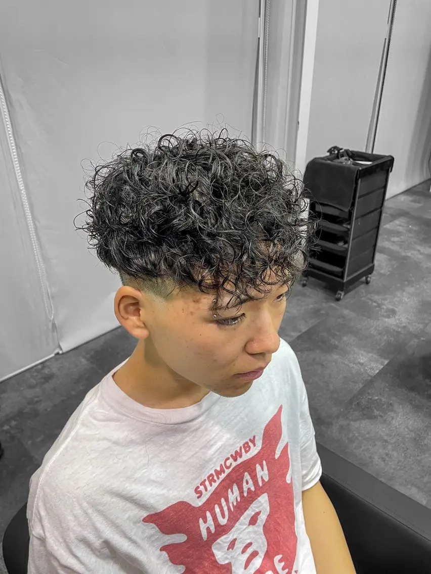 ショート パーマ メンズ メンズパーマ スパイラルパーマ カット パーマ 平井 芳琉のヘアスタイル