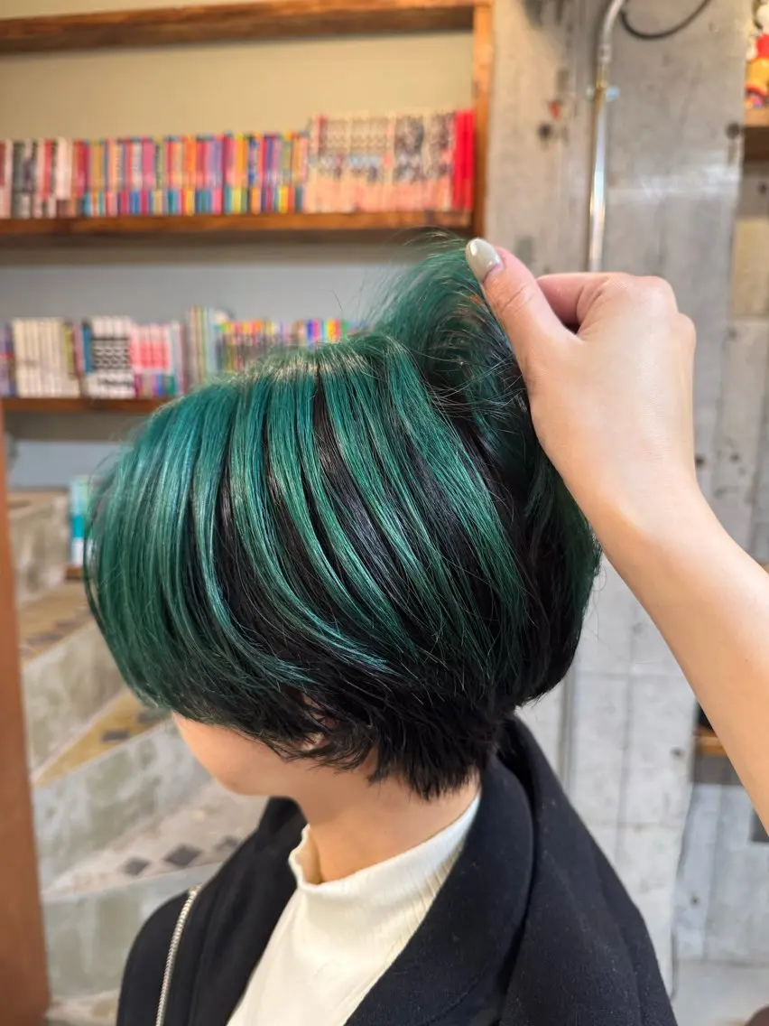 ショート カラー ブリーチ ハイライトカラー インナーカラー ハイライト ヘアカラー トリートメント マツダテ ホノカのヘアスタイル