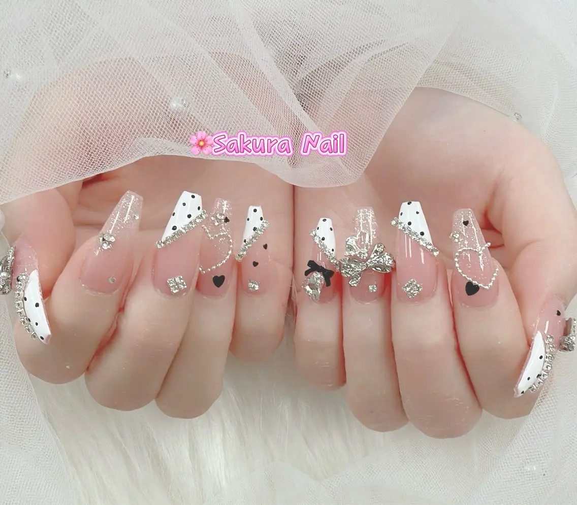 ネイル アートネイル オーロラネイル ボルドー チークネイル フレンチネイル ハンドネイル Sakura Nail Salonのネイルデザイン