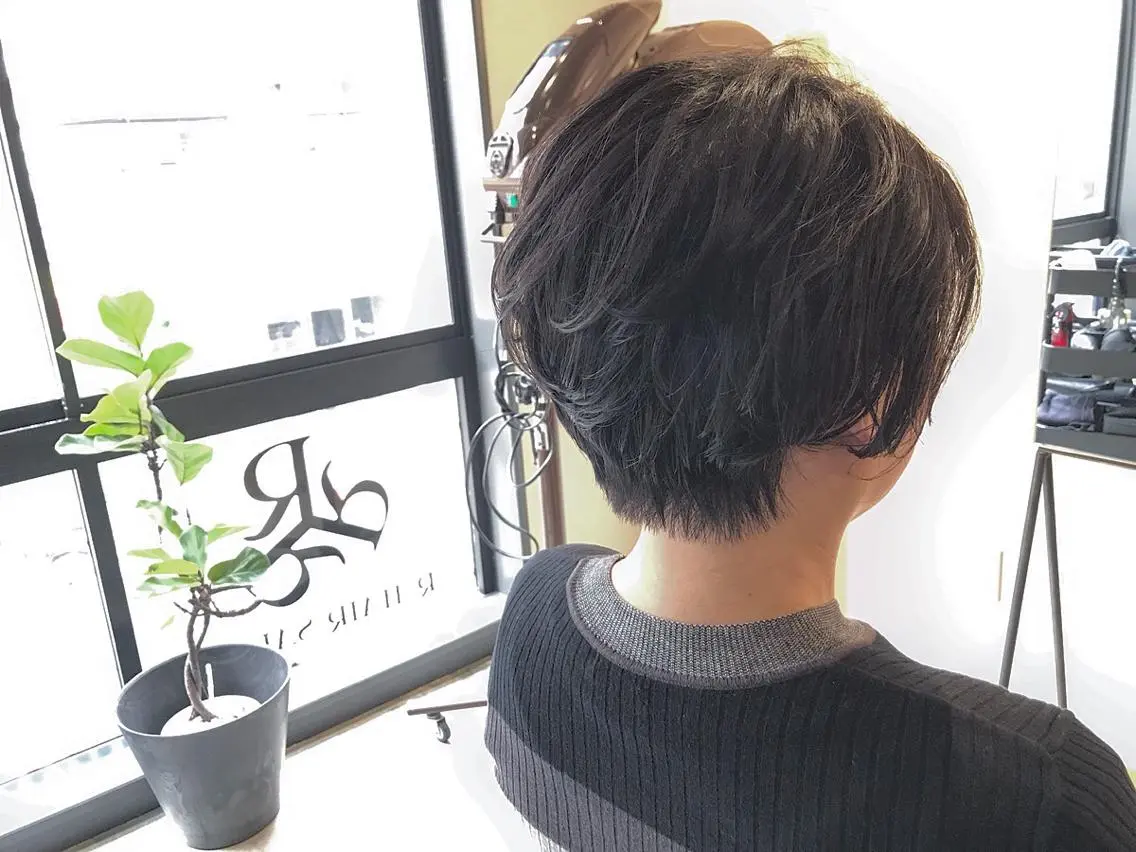 ショート レイヤーカット ショートヘア RHAIRSALON 西山梓のヘアスタイル