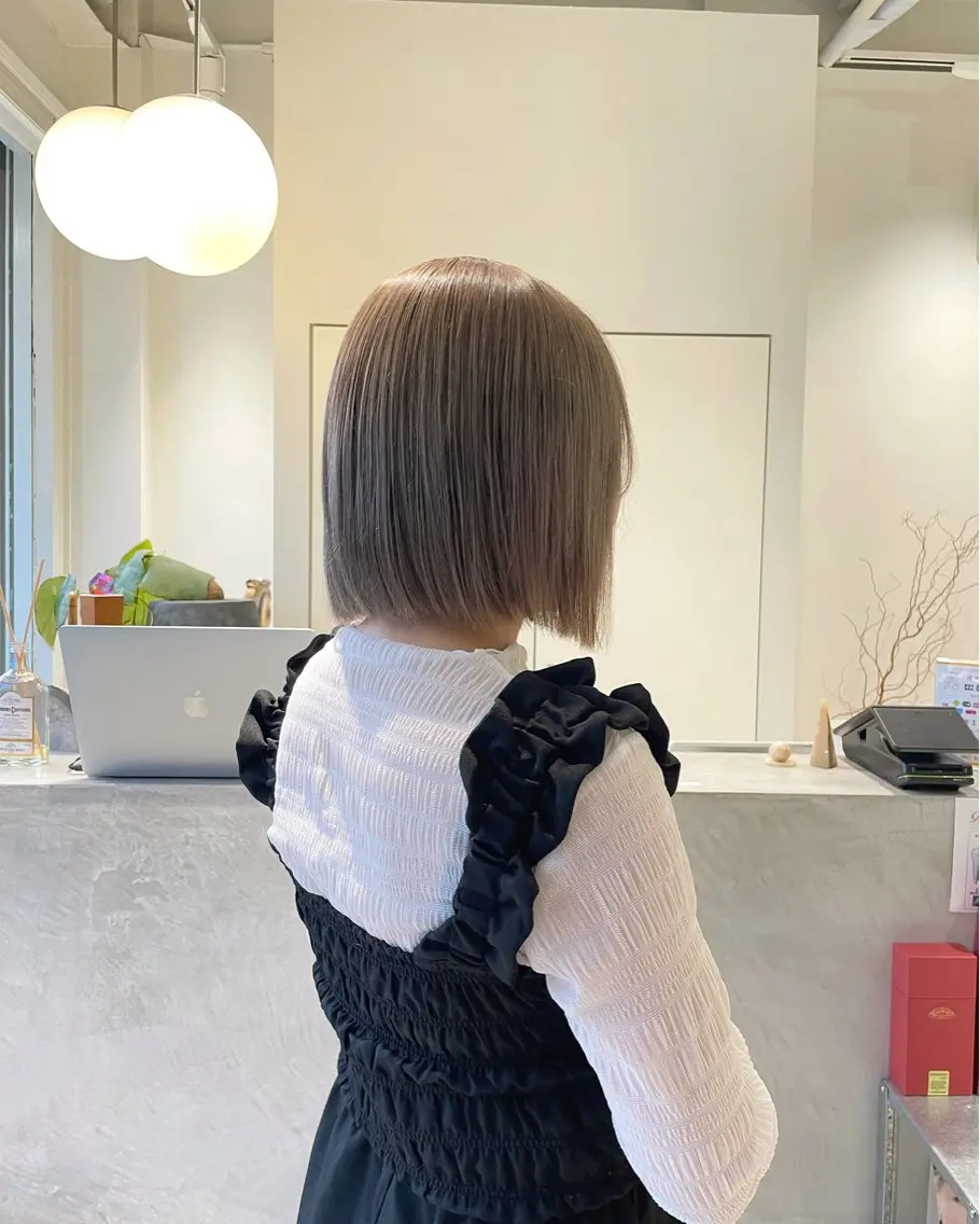ショート カラー グレージュ ラベンダーカラー ピンクカラー 安西 香利奈のヘアスタイル