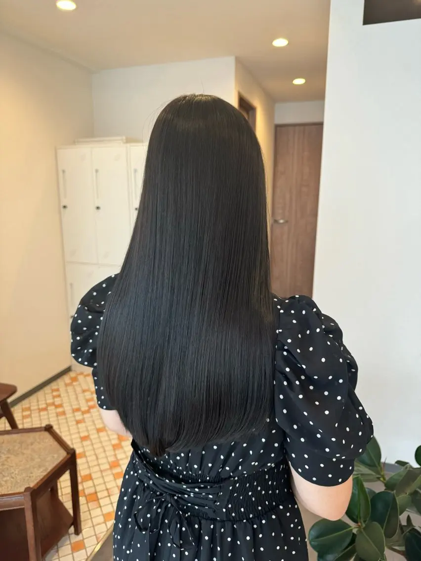 ロング アッシュ アッシュグレー ロング カット ヘアカラー 岩城 由佳のヘアスタイル