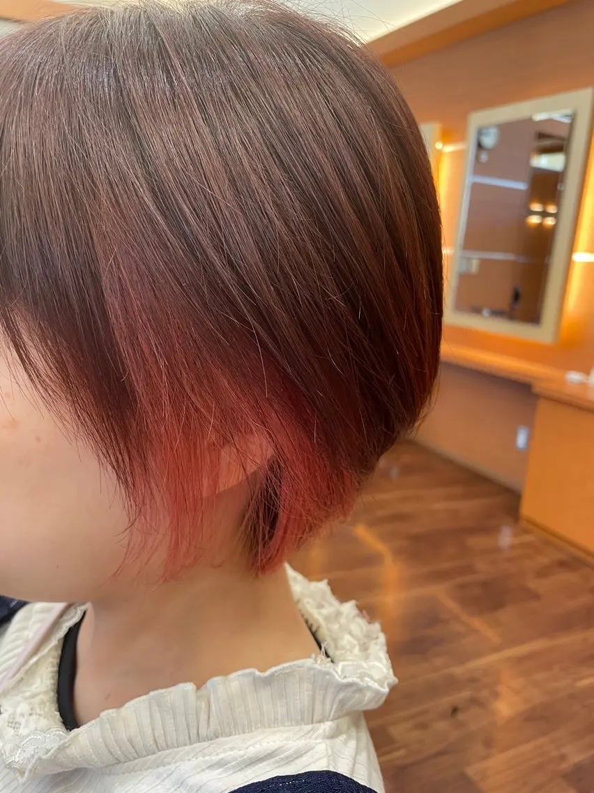 ショート カラー ブリーチ インナーカラー ピンクカラー セト マユミのヘアスタイル