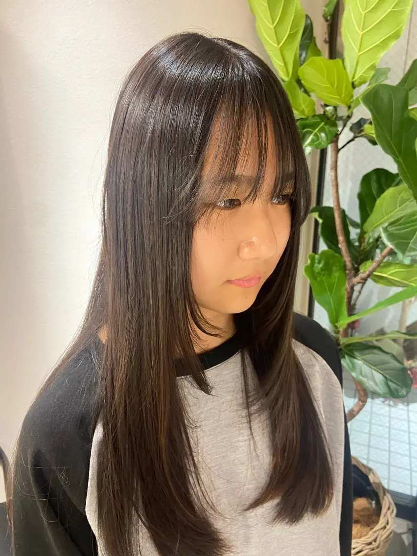 セミロング 顔まわりレイヤー レイヤーカット 艶髪矯正|ダイオウ シュナのヘアスタイル