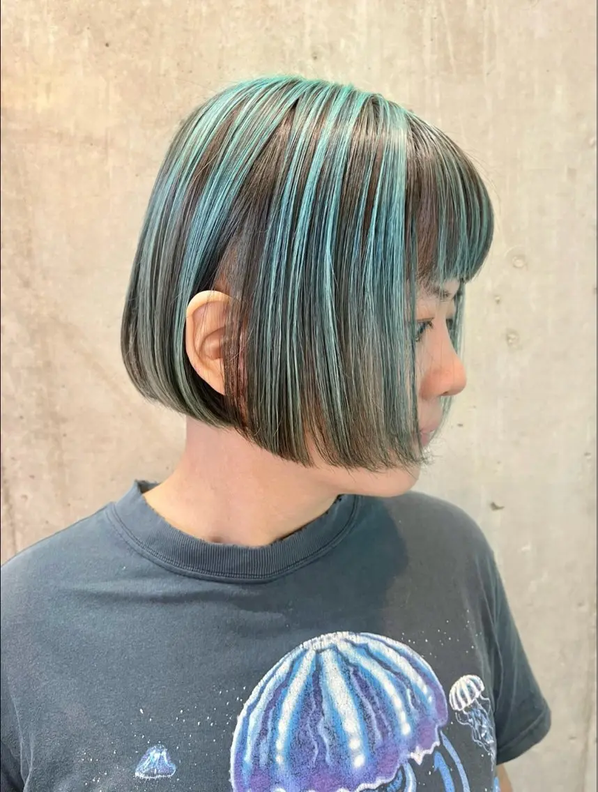 ミディアム カラー ブリーチ ブルーカラー ミント ミントグリーン ボブ ヘアカラー 派手髪デザインカラー ヒロカのヘアスタイル