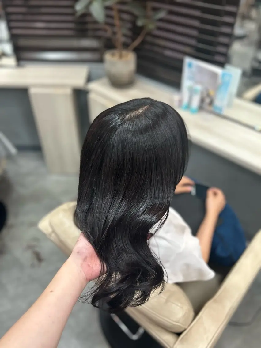 ミディアム カラー グレージュ 羽成 優衣菜のヘアスタイル