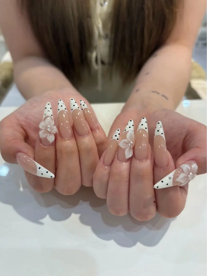 ネイル チークネイル ドット フットネイル フレンチネイル グラデーション ハンドネイル ハンドケア Nihonthy Nail 新宿のネイルデザイン