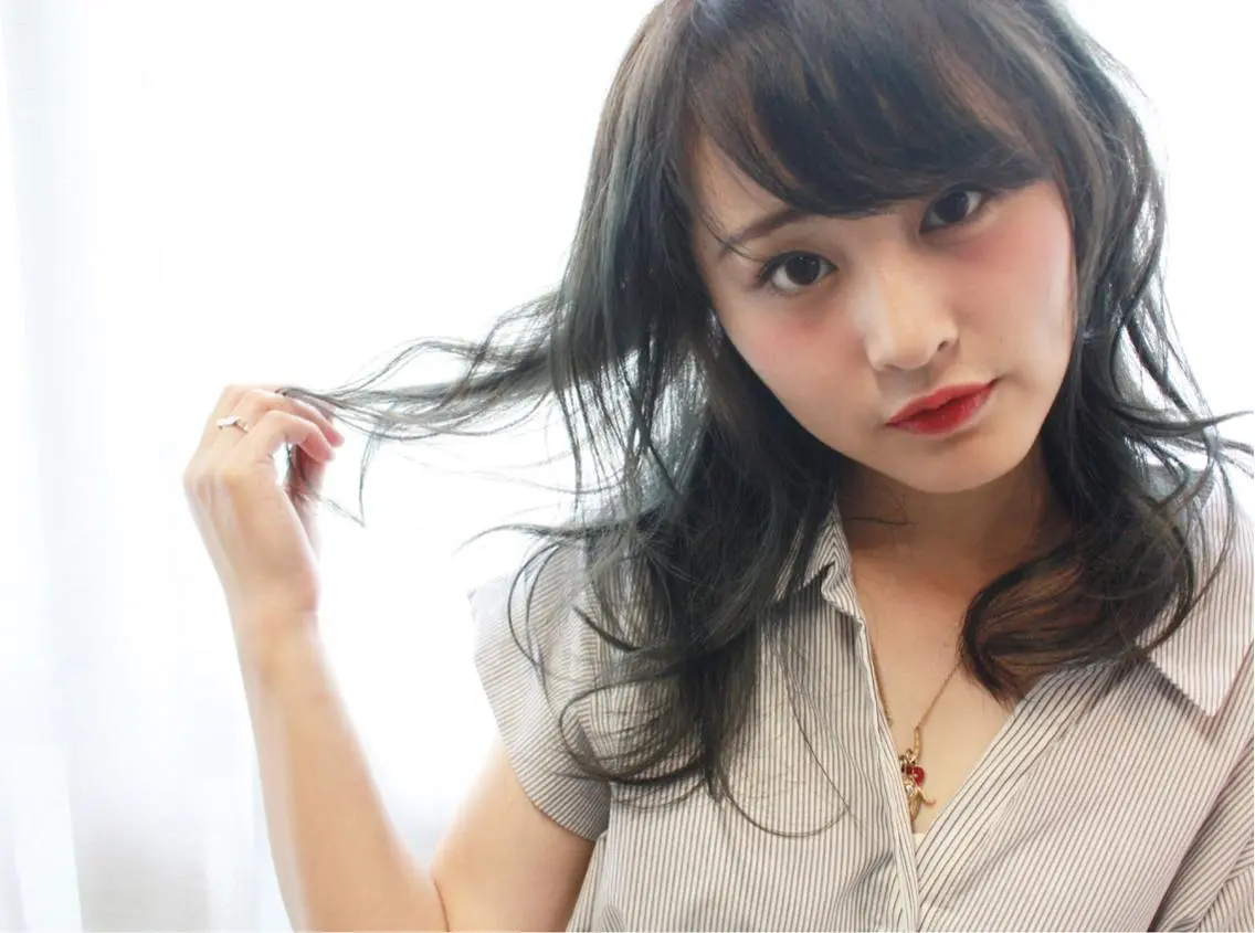 ミディアム カラー アディクシーカラー イルミナカラー くせ毛 髪質改善 縮毛矯正 tuuli トゥーリのヘアスタイル
