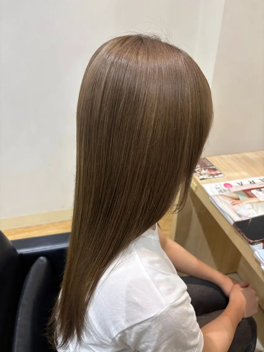 ロング カラー ベージュカラー ミルクティーベージュ ヘアカラー 水江 基のヘアスタイル