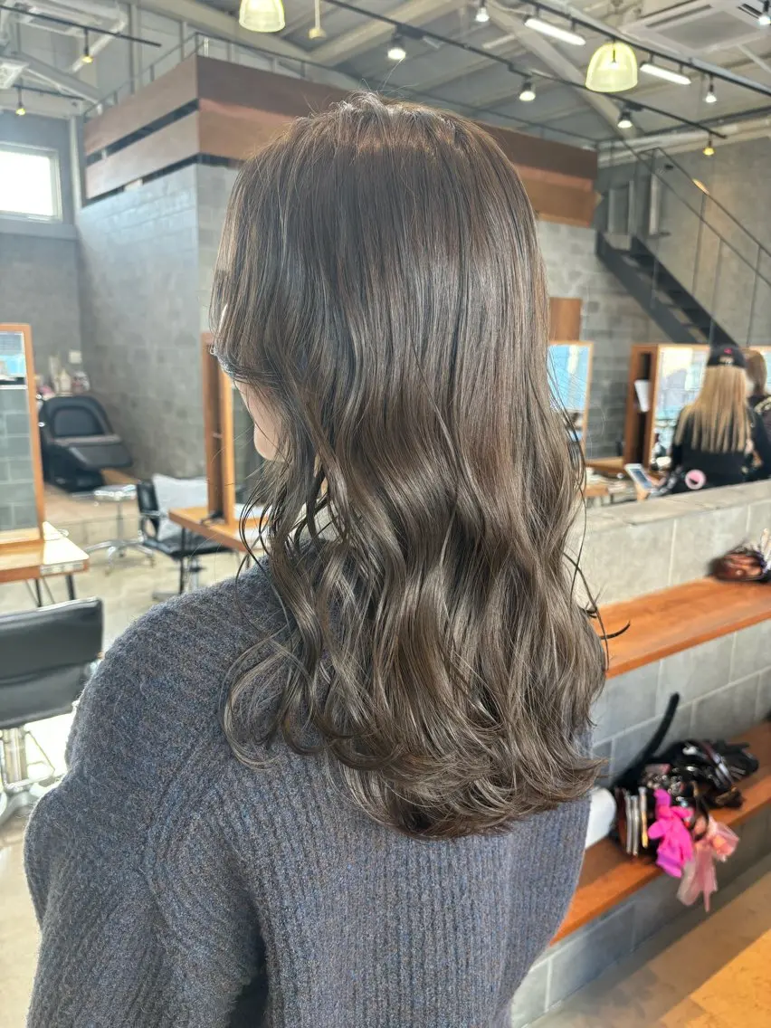 セミロング カラー パーマ ヘアアレンジ アッシュ カット ヘアカラー トリートメント ヘッドスパ ヘアセット 押切 響　のヘアスタイル