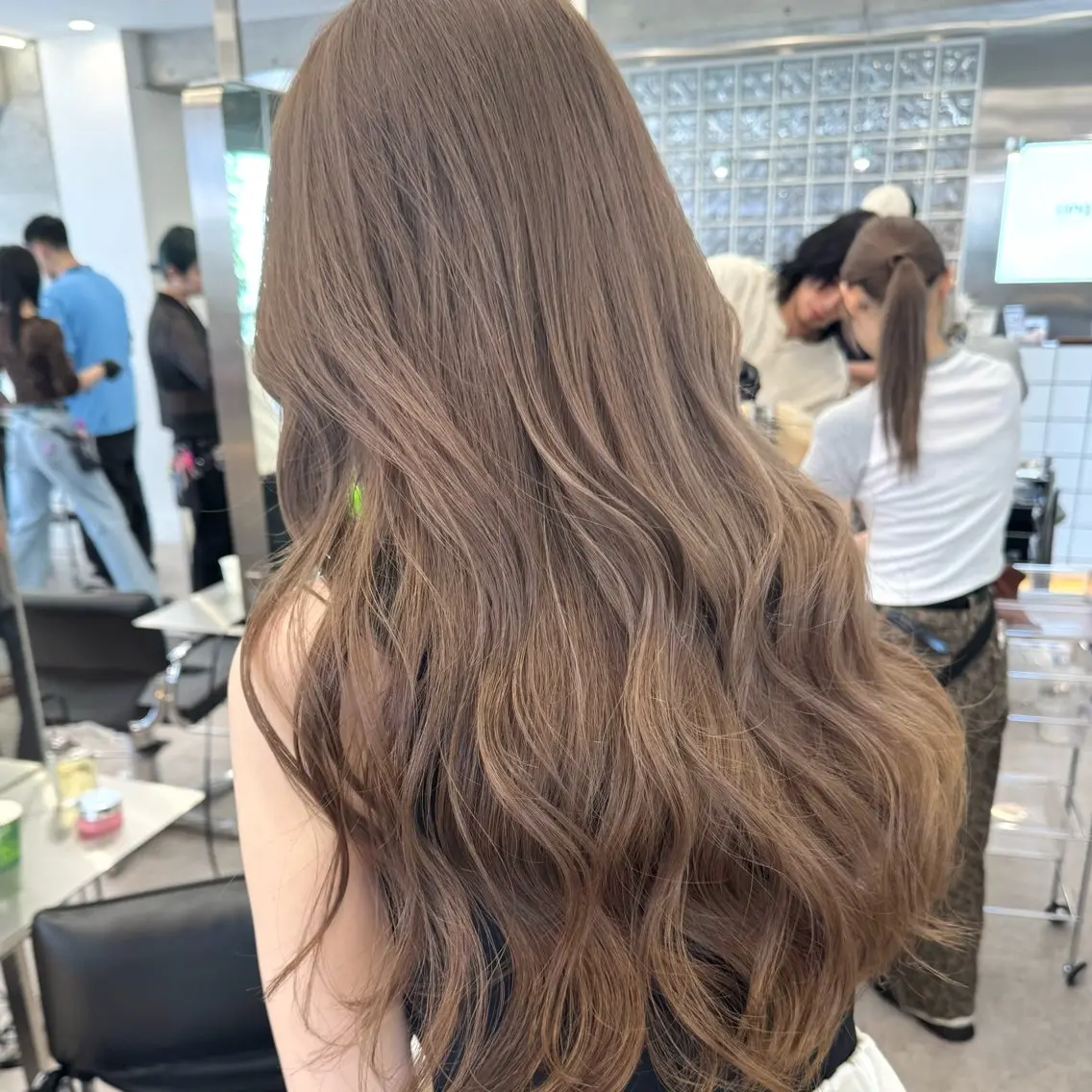 【✨トリートメント付きでツヤ感UP✨】リタッチ+ワンカラー+Aujuaトリートメント付き【渋谷#ハイトーン】の写真