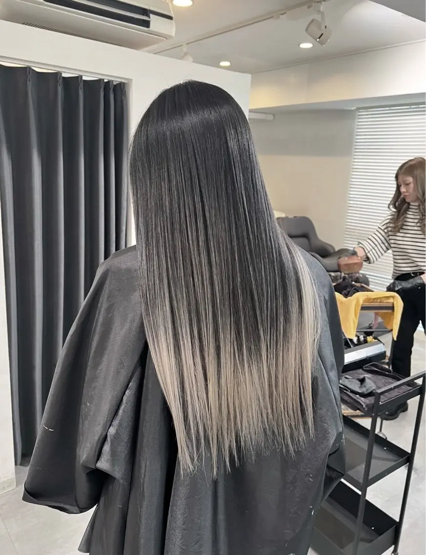 ロング カラー バレイヤージュ シルバー ホワイトシルバー レイヤーカット 指名数No.1 /NAOYAのヘアスタイル