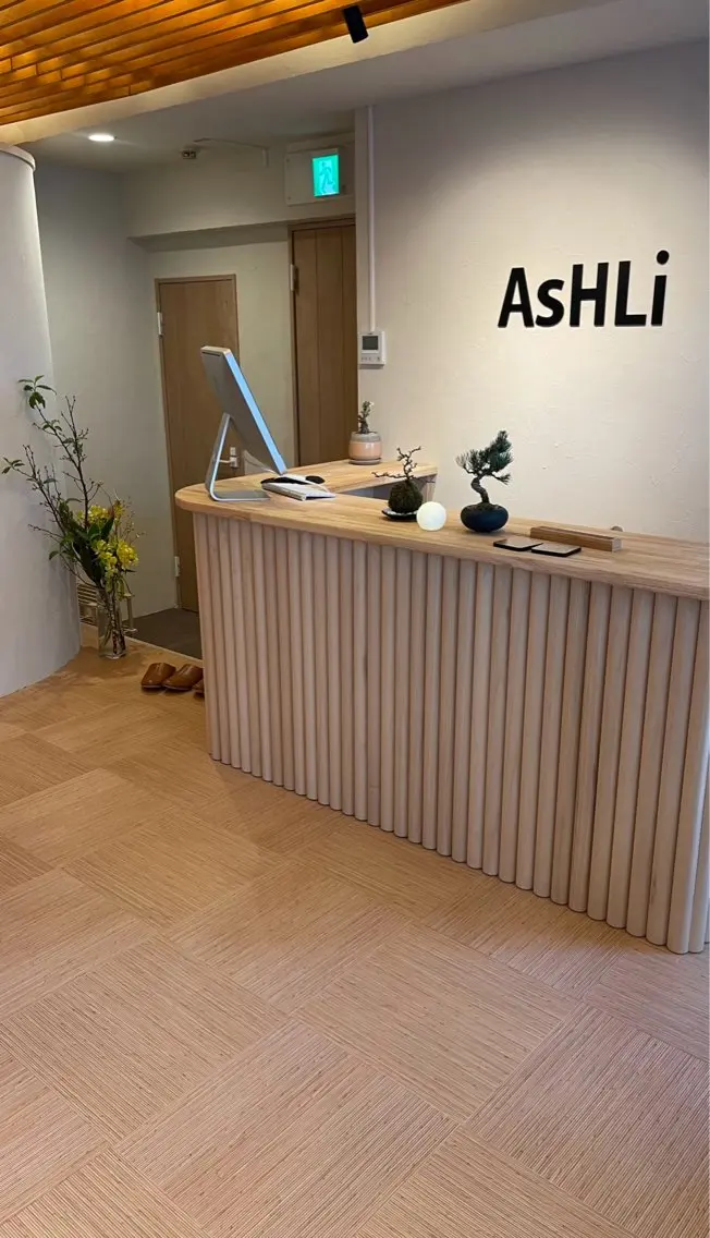 アイブロウ ハリウッドブロウリフト メンズアイブロウ 眉毛ワックス脱毛 AsHLi 南青山のエステ・リラクイメージ