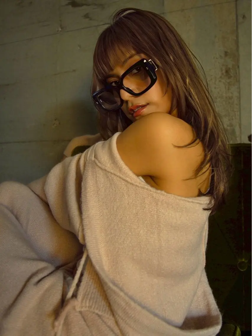 セミロング DEAN ISLA 大人レイヤーカットのヘアスタイル
