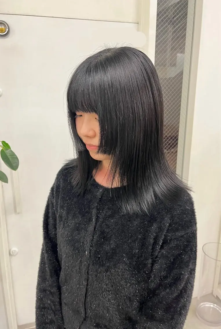 ミディアム カラー 黒髪 ブリーチ ブルーカラー ブルーブラック 透明感カラー カット ヘアカラー personマオ♡ girly/姫カットのヘアスタイル