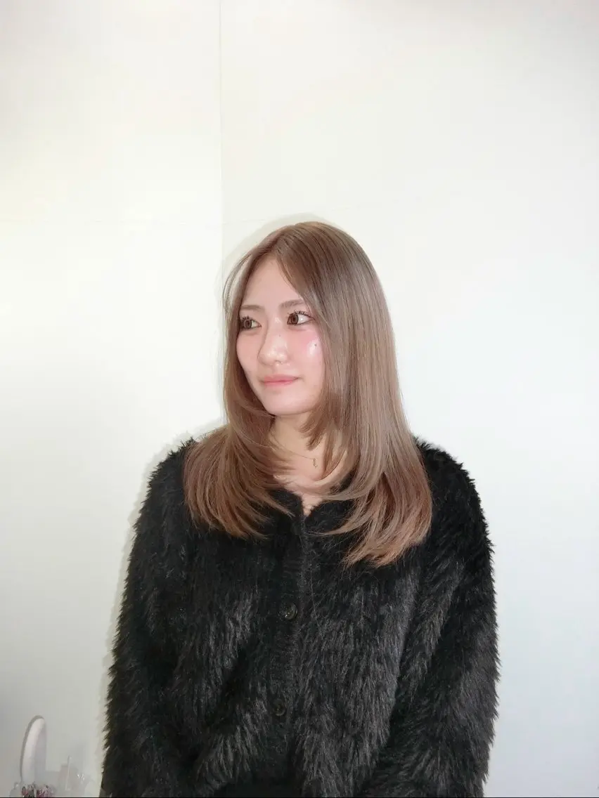 ミディアム カット ヘアカラー 🧤高明度ハイトーン 🧤莉音のヘアスタイル