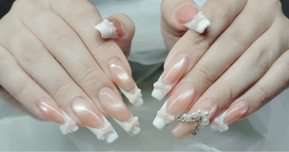ネイル アートネイル オーロラネイル ガーリー キラキラネイル 韓国ネイル ハンドネイル Mio NailsalonUのネイルデザイン