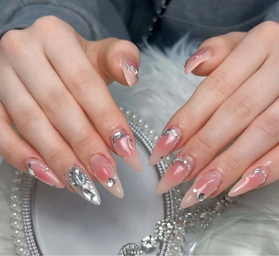 ネイル 長さ出し フレンチネイル ガーリー キラキラネイル 韓国ネイル ハンドネイル ハンドケア Nova Nailのネイルデザイン