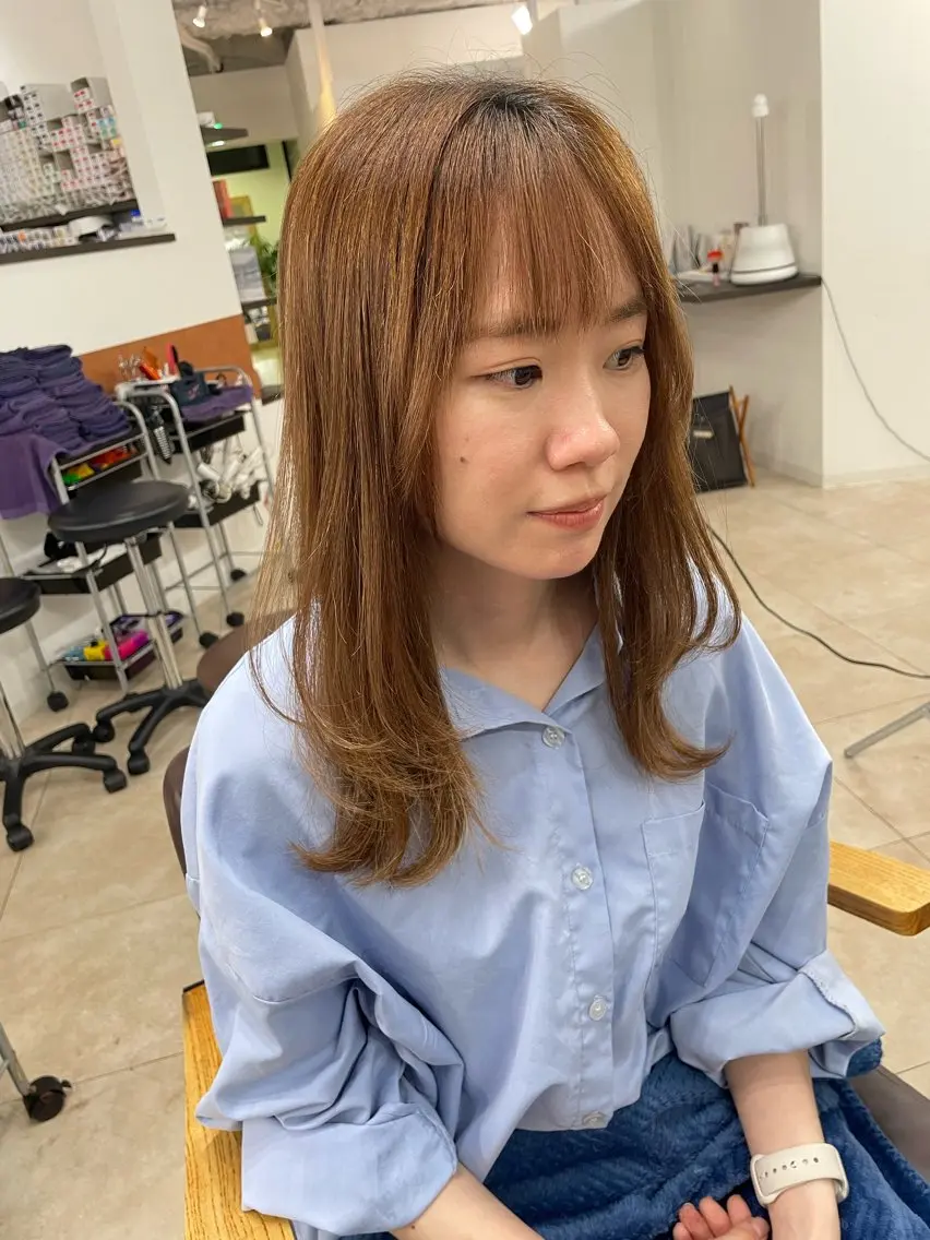 セミロング レイヤーカット _WHITE 佐伯 碧のヘアスタイル