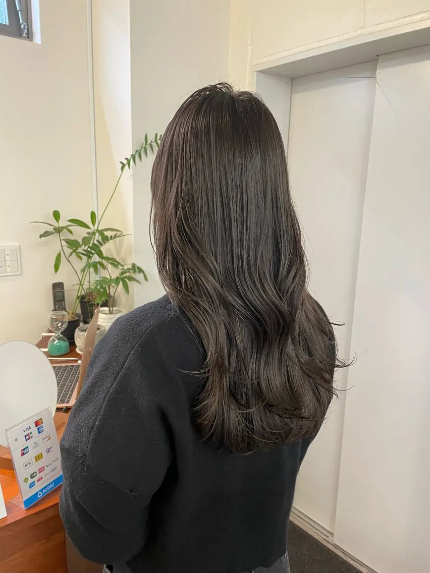 ロング カット ヘアカラー 顔まわりレイヤー 透明感カラー🩵🩵のヘアスタイル