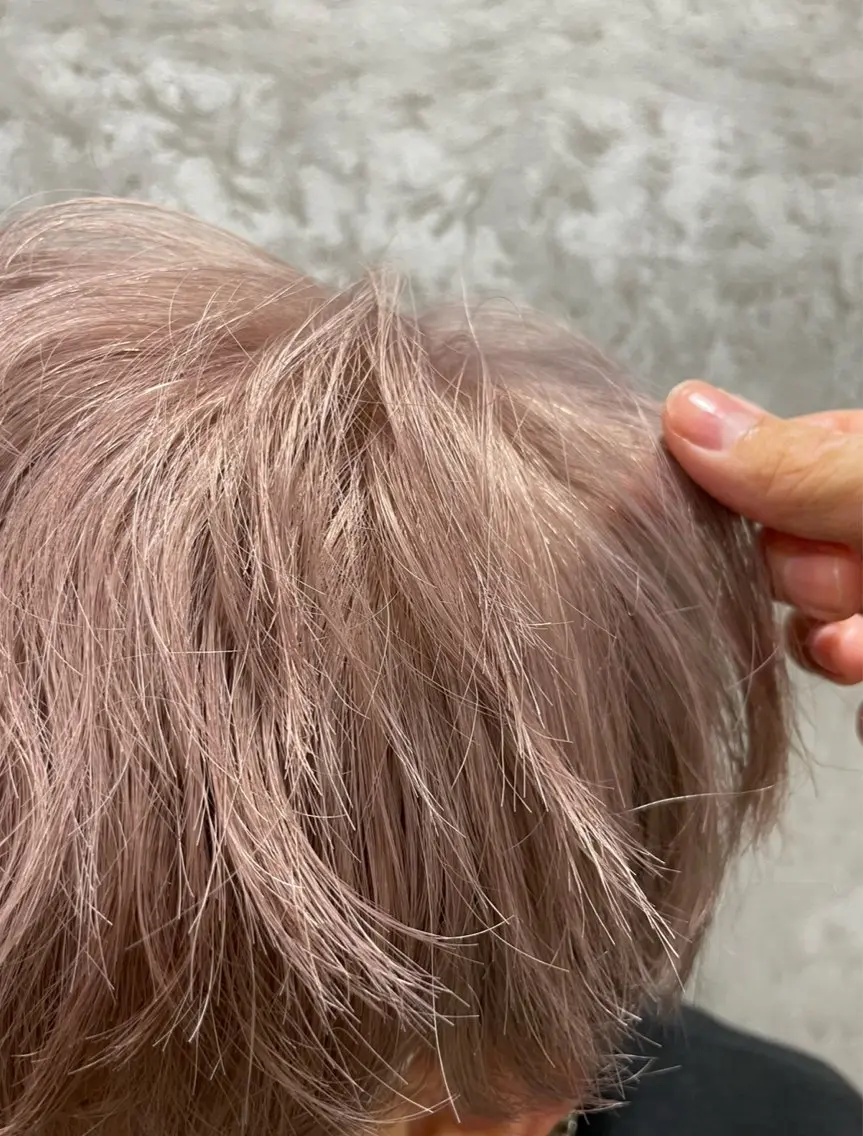 ショート カラー ベージュカラー ブリーチ ピンクカラー ピンクベージュ カット ヘアカラー 韓国風レイヤーカラー ライムのヘアスタイル