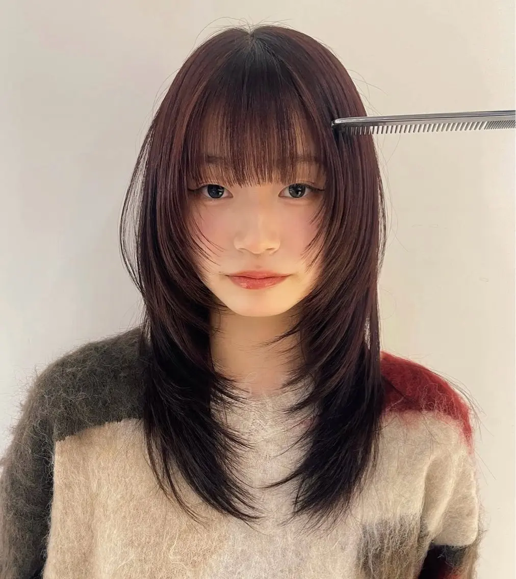 セミロング 黒染め落とし ムラ修正　ハイトーンのヘアスタイル