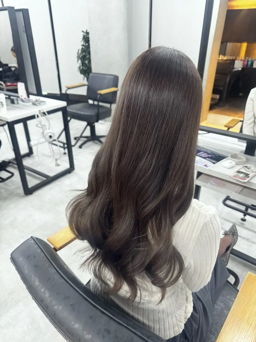 ロング カラー アッシュ アッシュブラウン ベージュカラー 黒髪 ブリーチ カット ヘアカラー トリートメント 赤み無し柔らかカラー 【梅田】madokaのヘアスタイル