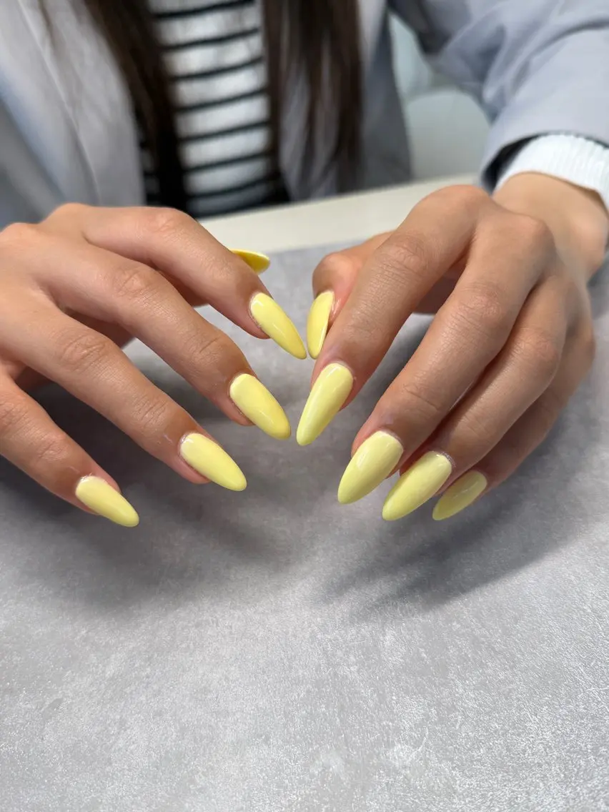 ネイル ロングネイル ワンカラーネイル 春ネイル 黄色 ハンドネイル nailroom amyのネイルデザイン
