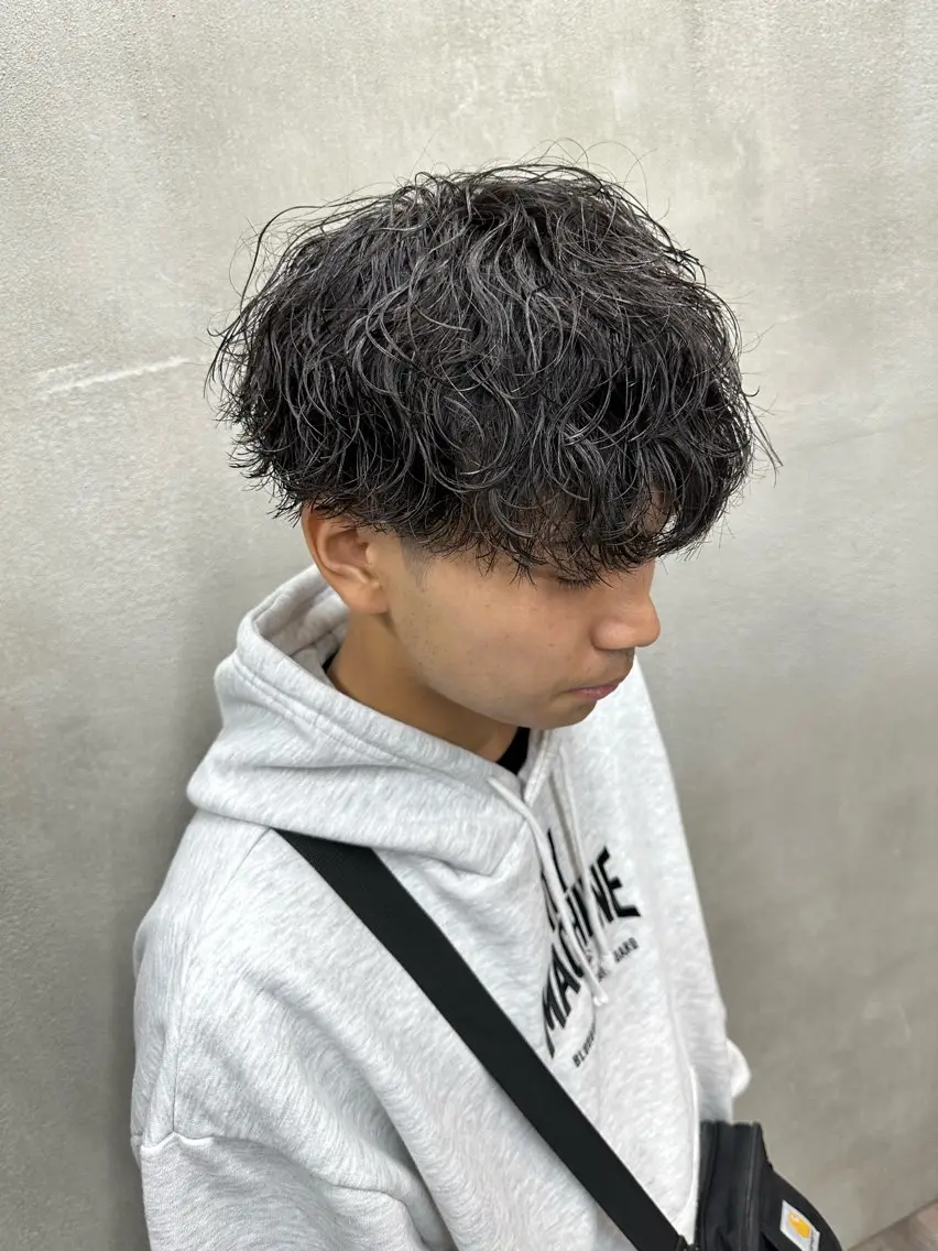 メンズ メンズパーマ 波巻きパーマ 岡本 悠聖のヘアスタイル