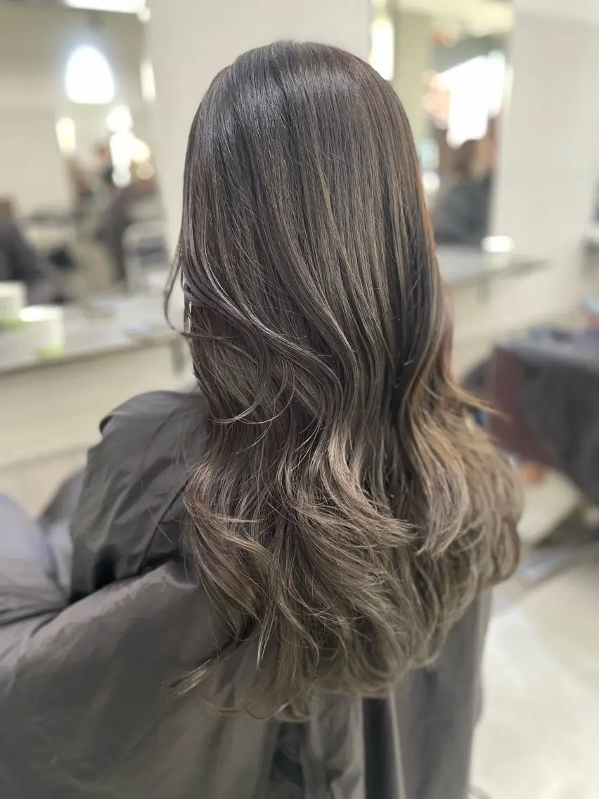 ロング カラー グレージュ AIRI layer cut hairのヘアスタイル