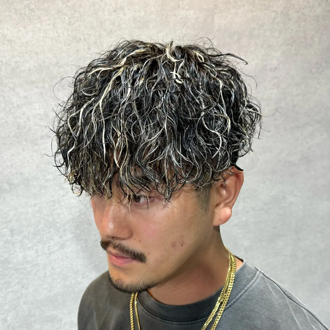 ショート カラー パーマ ヘアアレンジ メンズ センターパート メンズハイライト メンズメッシュ マッシュ メンズパーマ カット ヘアカラー パーマ トリートメント ヘッドスパ ヘアセット 仕上がり満足度No. 1🔥BLUCK🔥のヘアスタイル