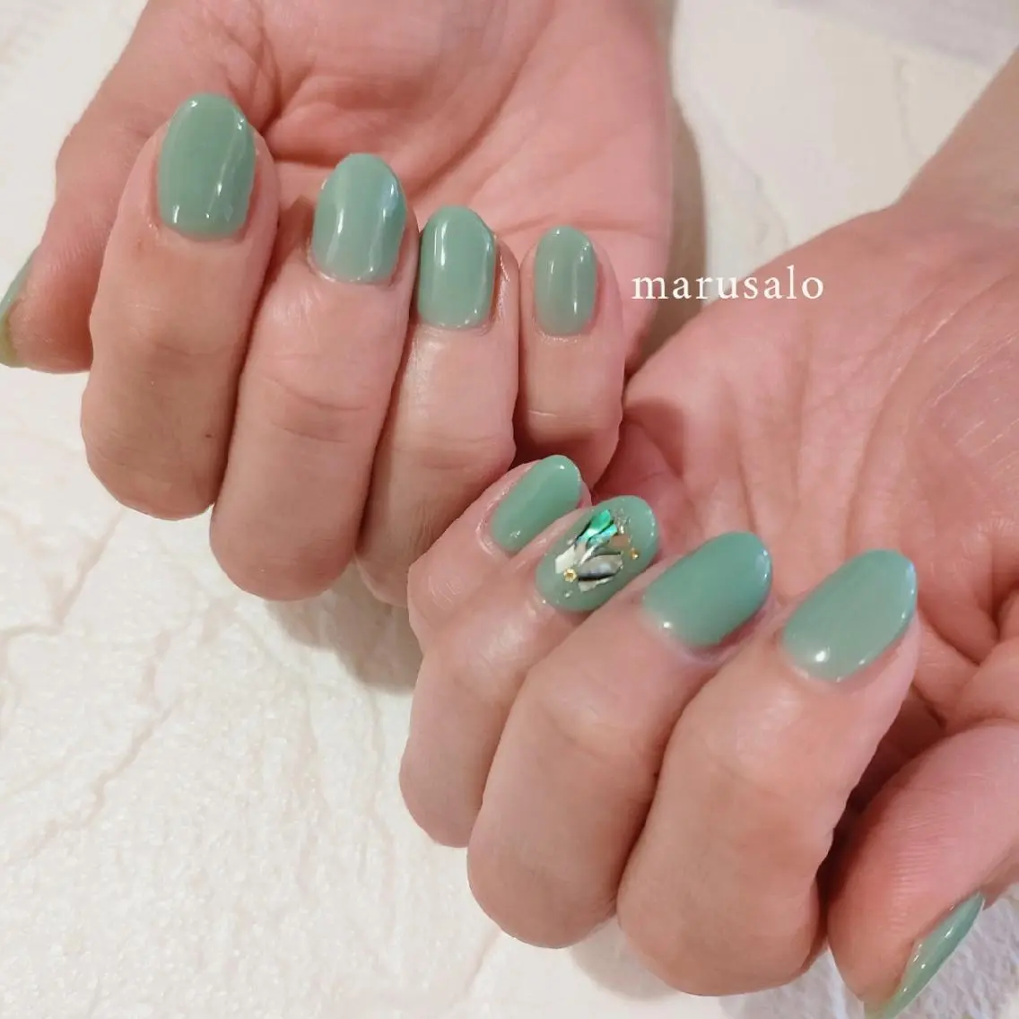 ネイル アートネイル グリーン ニュアンスネイル オフィスネイル ワンカラーネイル ハンドネイル marusalo nailのネイルデザイン